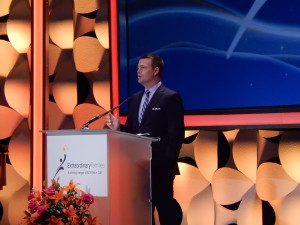 Chris O'Donnell presents the Visionary Award to Shane Brennan